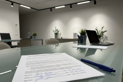Formulaire de constat amiable dégât des eaux imprimé posé près d'un stylo