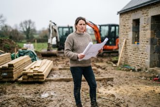 Femme en extérieur sur un chantier en Bretagne