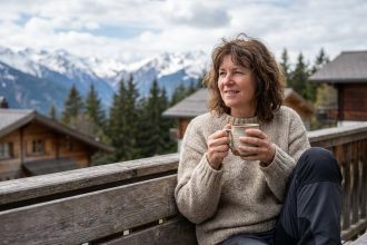 Femme assise sur une terrasse de montagne enneigee