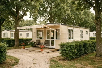 Parcelle de terrain résidentielle avec mobil home en Vendée entourée de végétation dans un camping à l'année