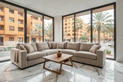 Salon moderne d'un appartement à vendre à Guéliz Marrakech avec sol en marbre et vue urbaine